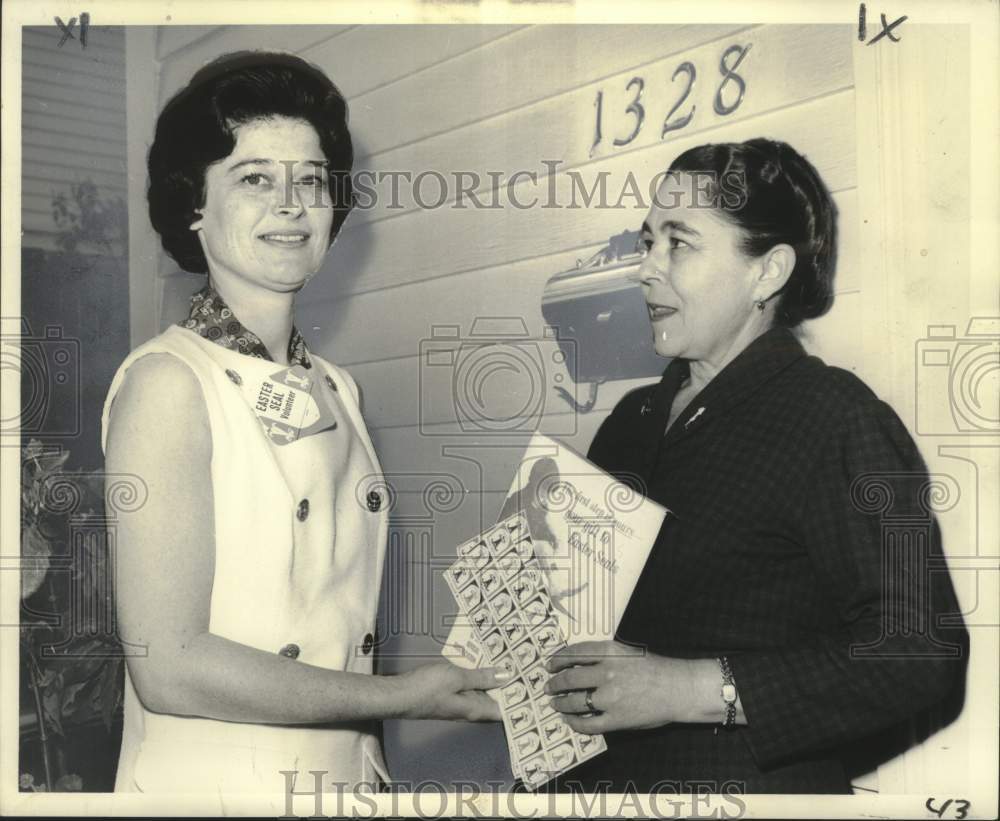 1964 Press Photo Mrs. William Ransom Hogan, Camille Cutrone with Easter Seals-Historic Images