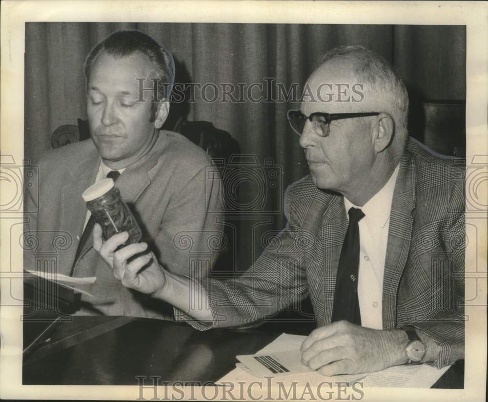 1969 Press Photo Clark Hoffpauer &amp; Dr. Lyle S. St. Amant with Shrimp Samples-Historic Images