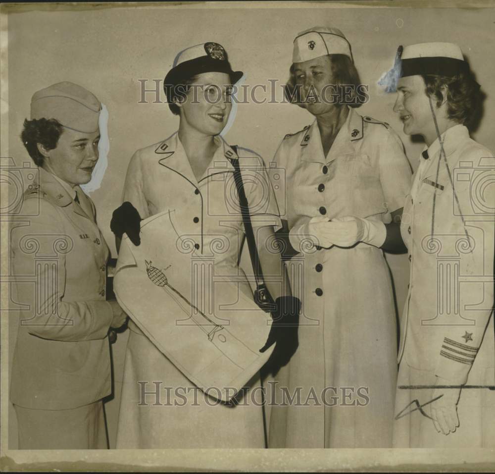 1961 Press Photo Members of the women&#39;s military services- Memorial Monument - Historic Images