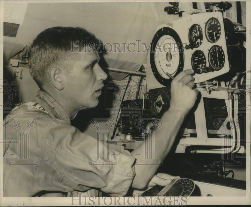 1962 Press Photo Lt. Gene Przekurat, Radar Officer Navy&#39;s Hurricane Hunter Plane-Historic Images