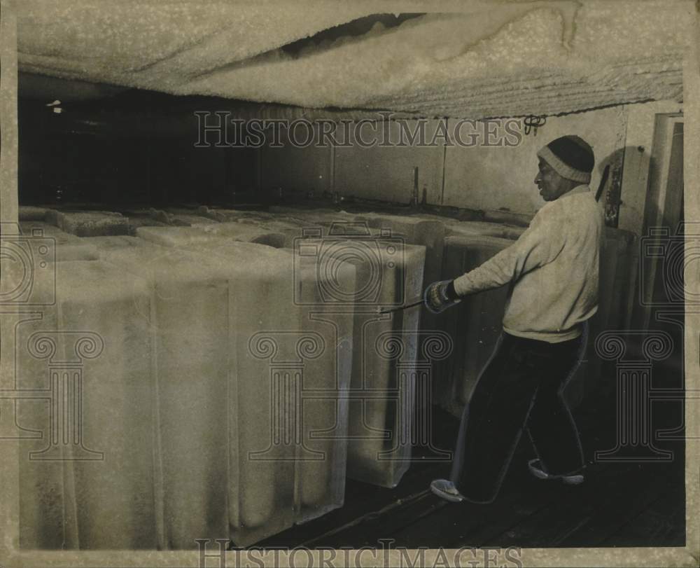 1973 Press Photo Robert Greer Working Inside Pelican Ice Storage Room-Historic Images