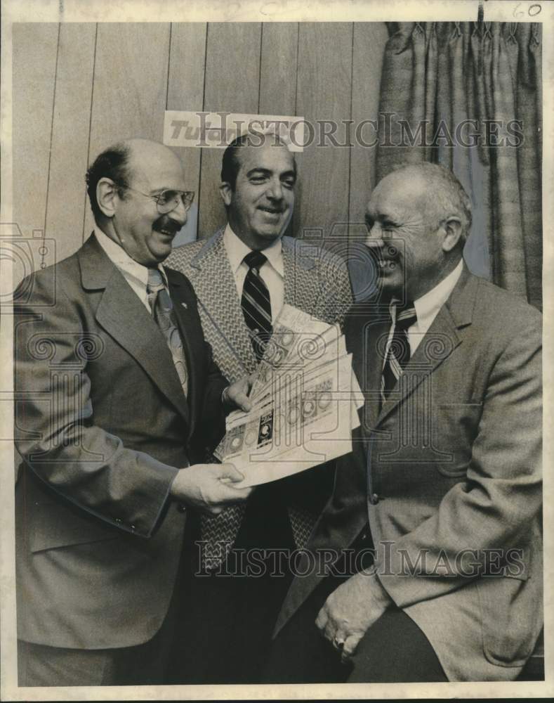 1975 Press Photo Tulane athletics officials donate to New Orleans children - Historic Images