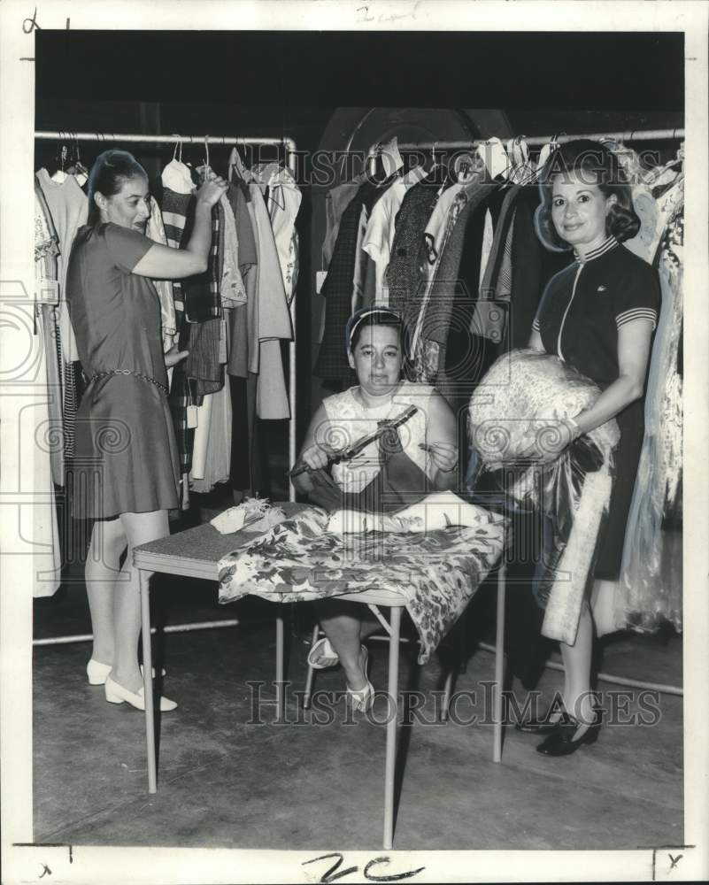 1969 Press Photo Bargains Beautiful volunteers sell near-new merchandise-Historic Images