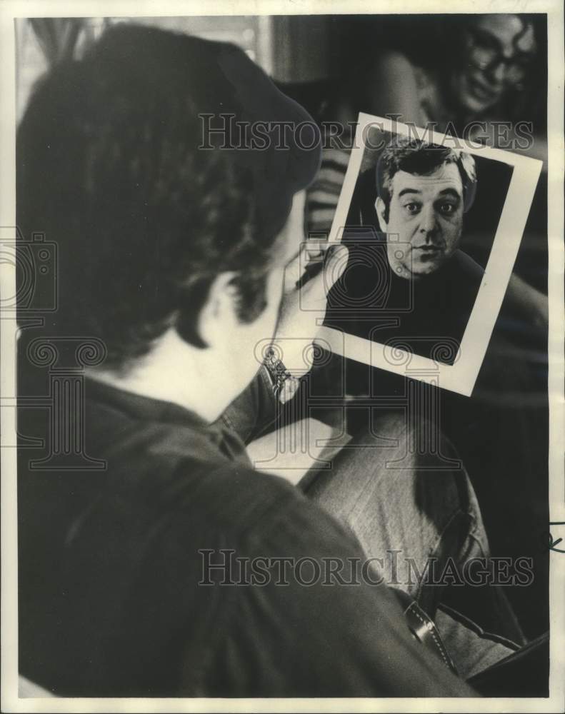 1975 Photographer R.T. Kahn studying a self portrait - Historic Images