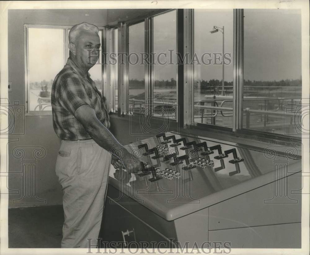 1961 Press Photo John W. Able operates locks from office - noo34001-Historic Images