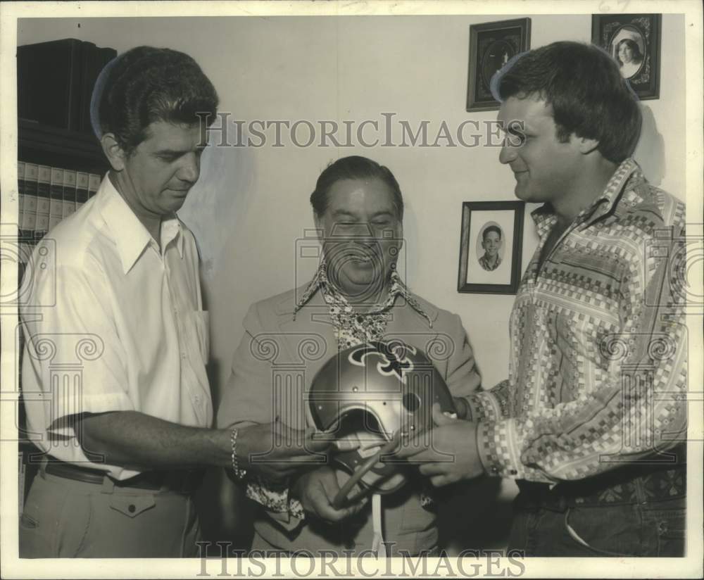 1975 Press Photo Archie Manning&#39;s helmet to be auctioned off for charity- Historic Images