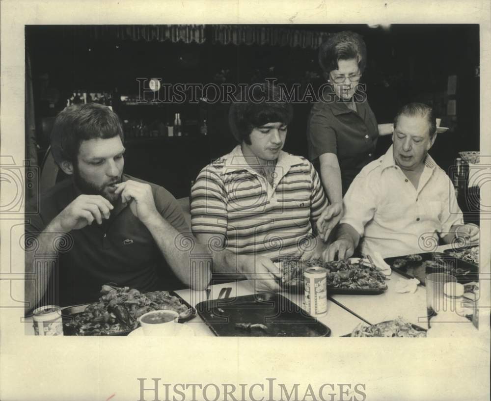 1978 Press Photo New Orleans Saints football players eating crawfish - noo34379 - Historic Images