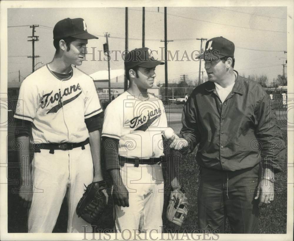 1969 Press Photo Coach Lenny Kahn with Eddie Bernard &amp; Tommy Fehn - noo34483- Historic Images