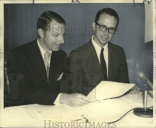 1970 Press Photo James H. Jones & David H. Swanson of the Chamber of Commerce - Historic Images