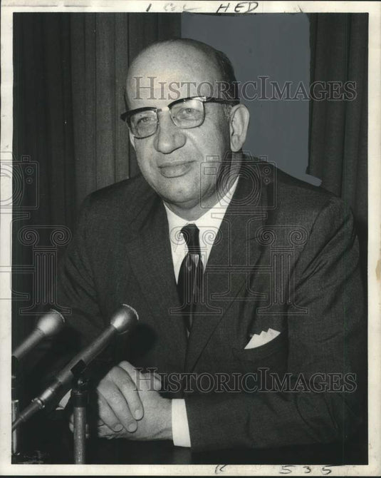 1970 Press Photo Carl L. Klein on major cause of pollution in Mississippi River- Historic Images