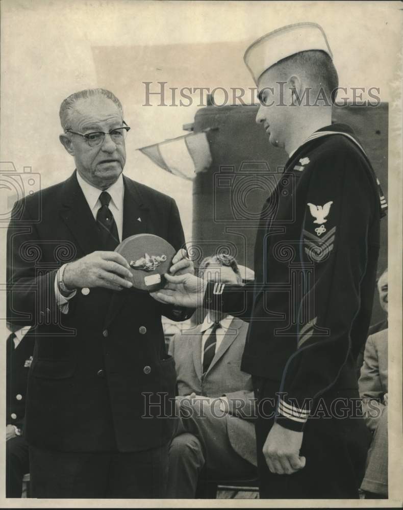 1969 Leon Lassus receives Captain Neville Levy Award-Historic Images