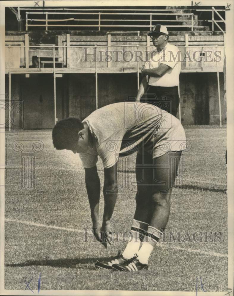 1971 Press Photo New Orleans Saints Football Player and Coach at Practice - Historic Images