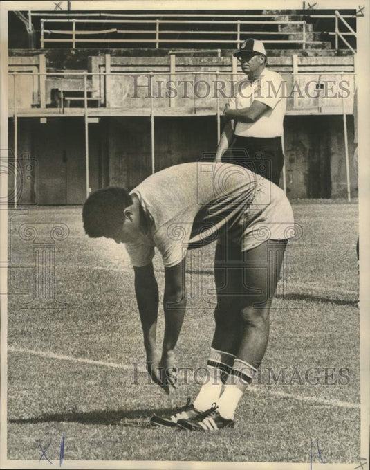 1971 Press Photo New Orleans Saints Football Player and Coach at Practice - Historic Images