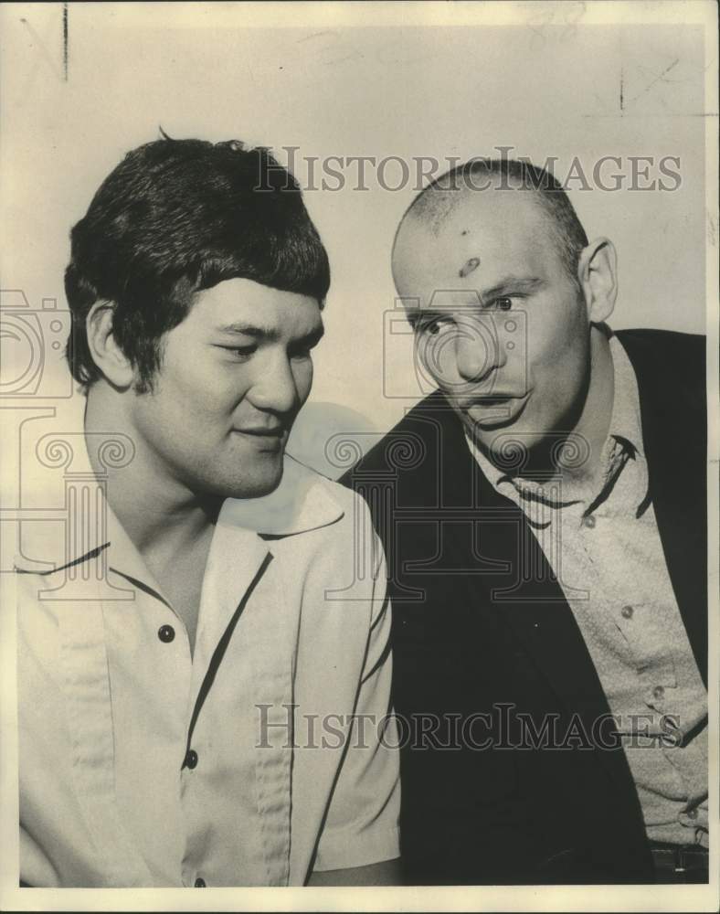 1974 Press Photo Tony Licata &amp; Gary Broughton before their middleweight bout - Historic Images