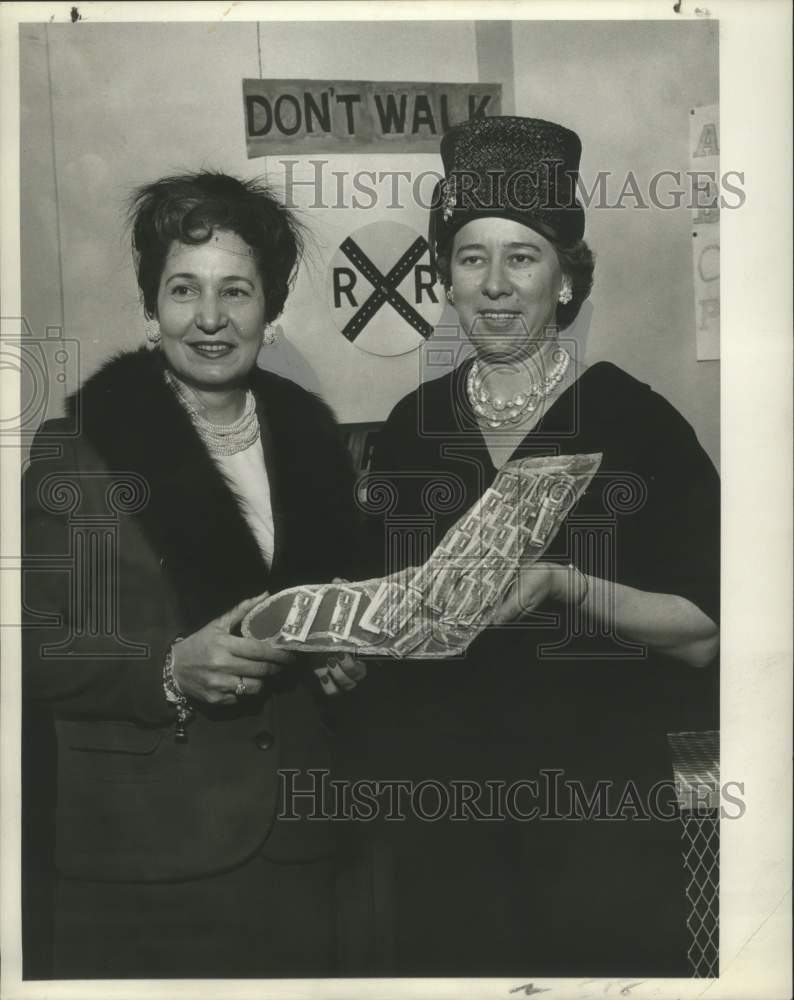 1960 Mrs. Ursial Denney accepting Christmas stocking for the school - Historic Images