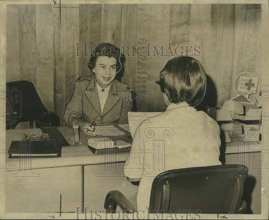 1967 Press Photo Mrs. Olga Lawson, Red Cross' director of Volunteer Services-Historic Images