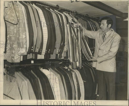 1970 Press Photo "The Polished Gentleman" Store Manager Marvin Levick - Historic Images