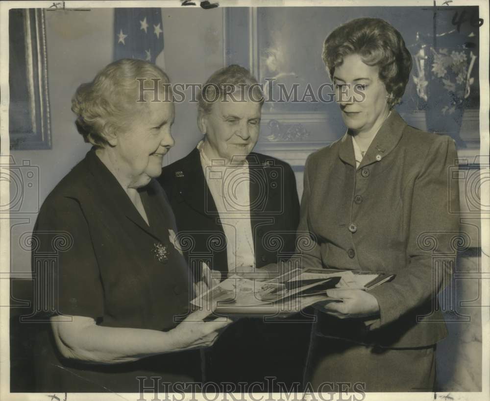 1964 World War I veterans look at WWI souvenirs in New Orleans-Historic Images