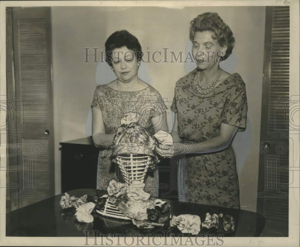 1963 Press Photo Mrs. LeBoeuf &amp; Mrs Cayard with scrap hat in New Orleans - Historic Images