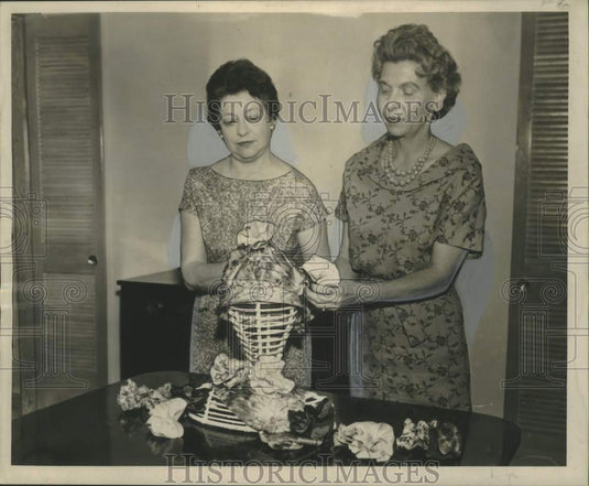 1963 Press Photo Mrs. LeBoeuf & Mrs Cayard with scrap hat in New Orleans - Historic Images