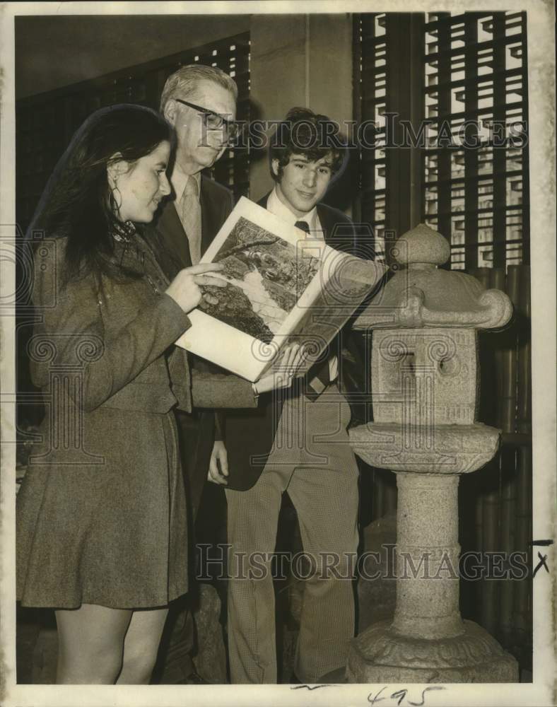 1972 Press Photo Kathy Epstein, Harnett T. Kane, &amp; Jonathan Fine look at garden - Historic Images