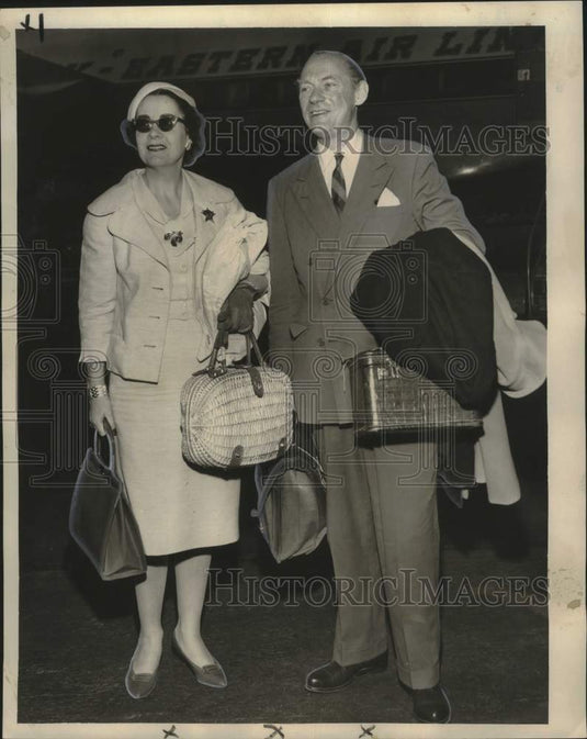 1959 Press Photo Count Kield Gustav Knuth-Winterfeldt & wife arrived at Moisant-Historic Images