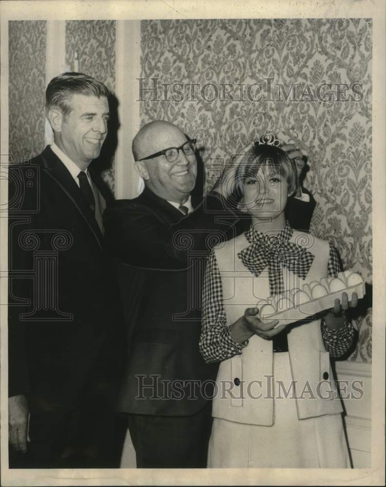 1969 Press Photo Vicki Lauderdale, Louisiana Egg Queen, crowned in New Orleans - Historic Images