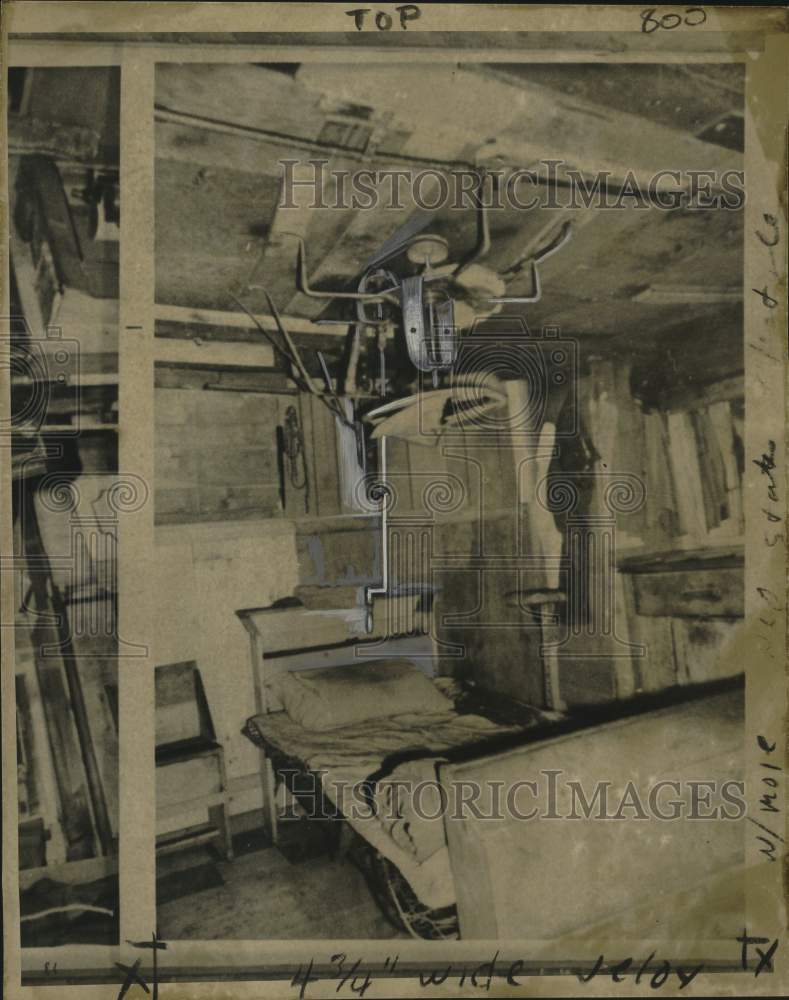 1974 Press Photo The Mole&#39;s living quarters and bed was discovered - Historic Images