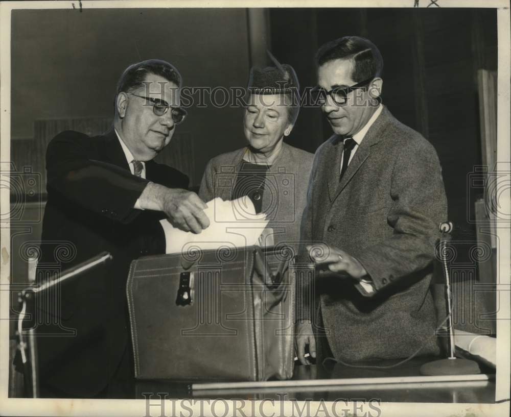 1965 Press Photo Opponents of the Plan conferring with each other - noo36729-Historic Images