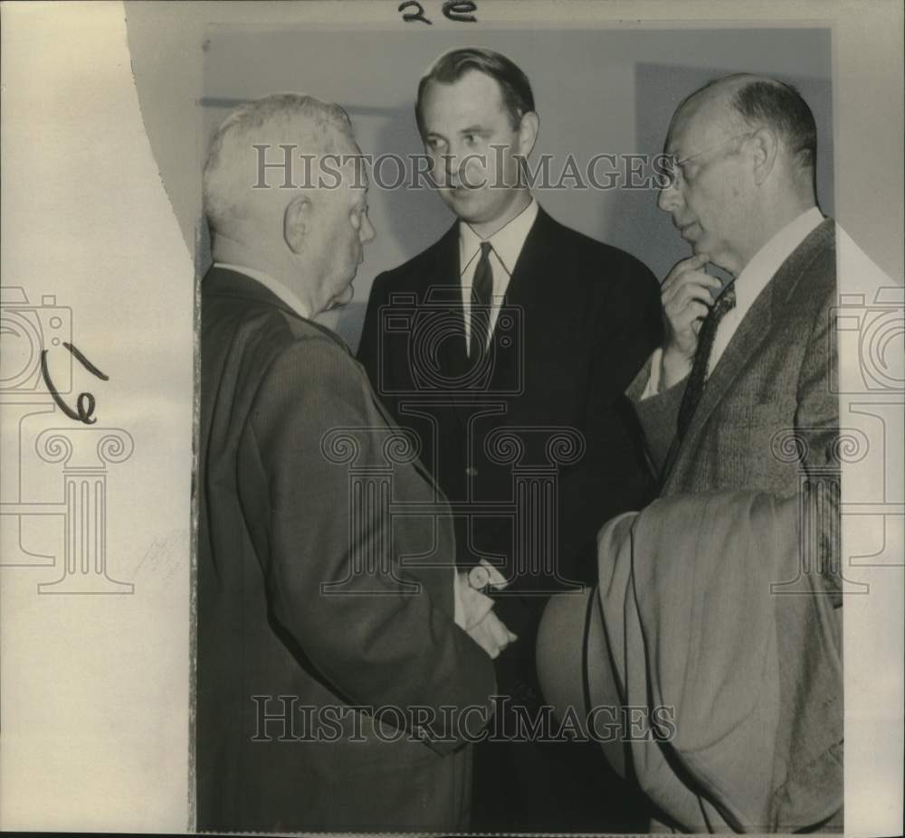 1960 Mark Kaminsky conferring with Elton Hocking &amp; Thomas Johnston-Historic Images