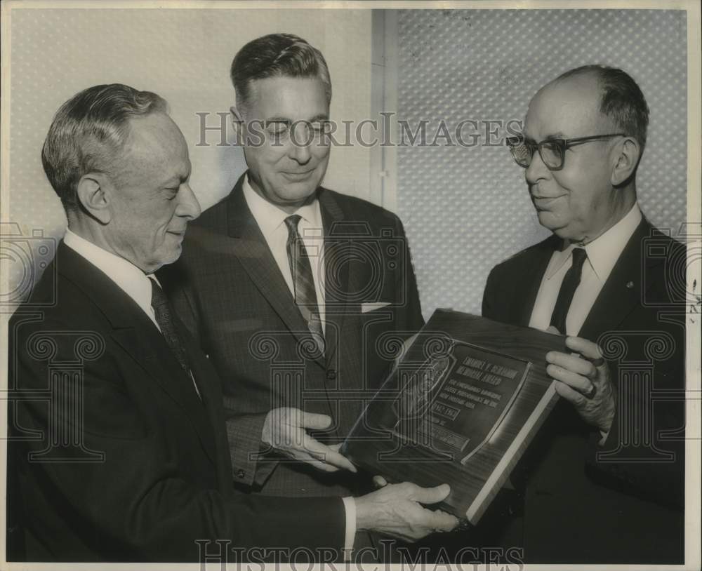 1963 Press Photo Joint effort to employ computers in analysis of medical data - Historic Images