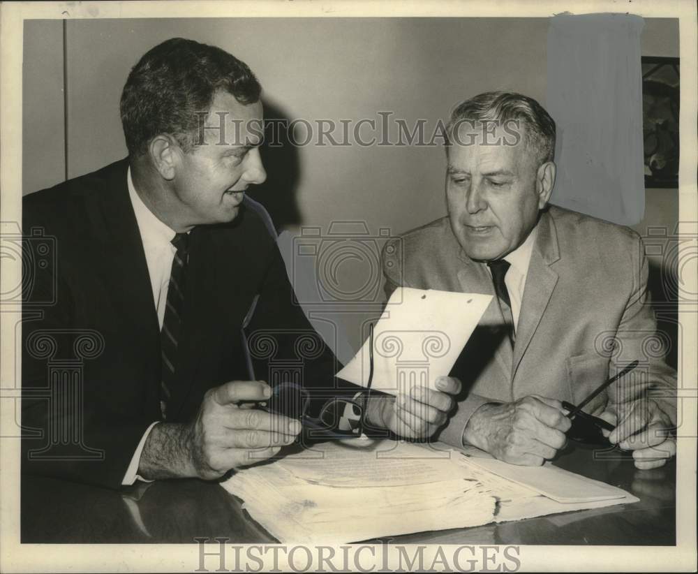 1965 Press Photo Judge Thomas Lee Junior &amp; Edward L. Scheufler, Delta Theta Phi - Historic Images