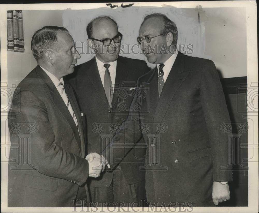 1962 Press Photo Prince Hubertus Zu Lowenstein meets consul in New Orleans-Historic Images