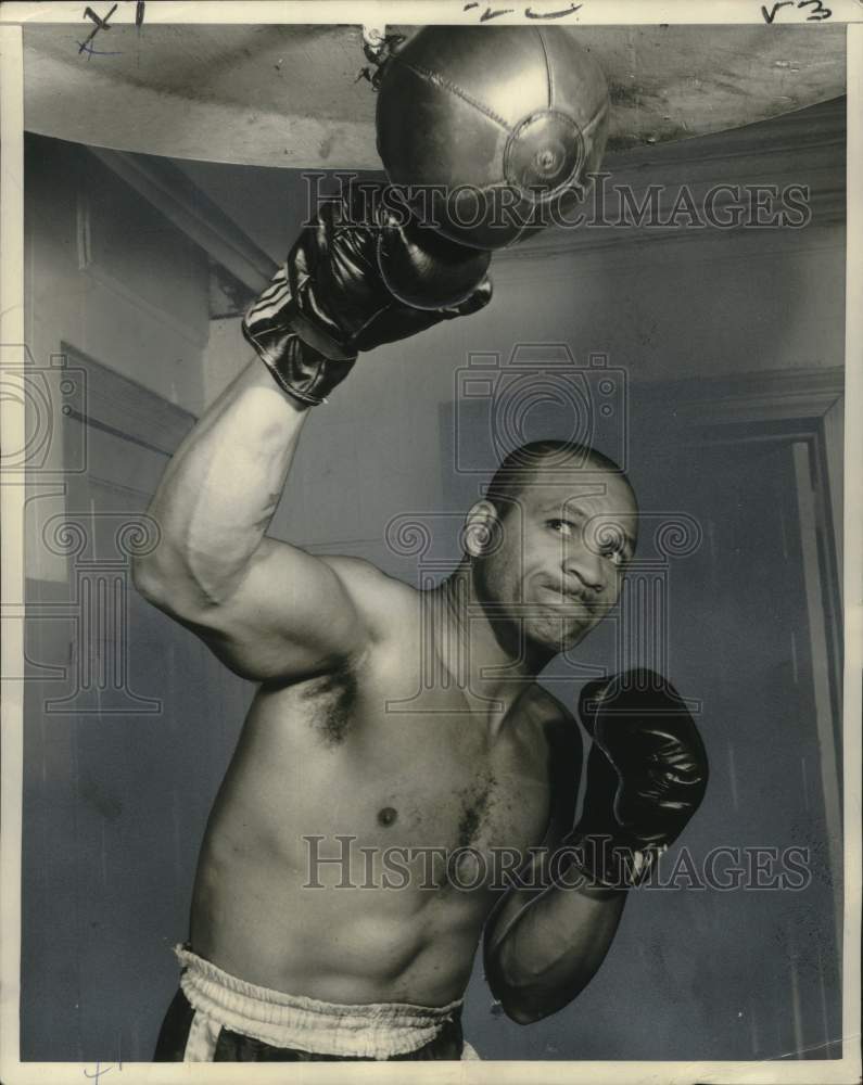 1967 Harold Johnson works on bag training for a fight in New Orleans-Historic Images