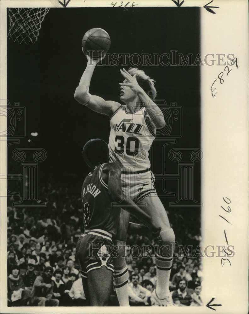 Press Photo Robinson guarding against the layup of Paul Griffin of the Jazz - Historic Images