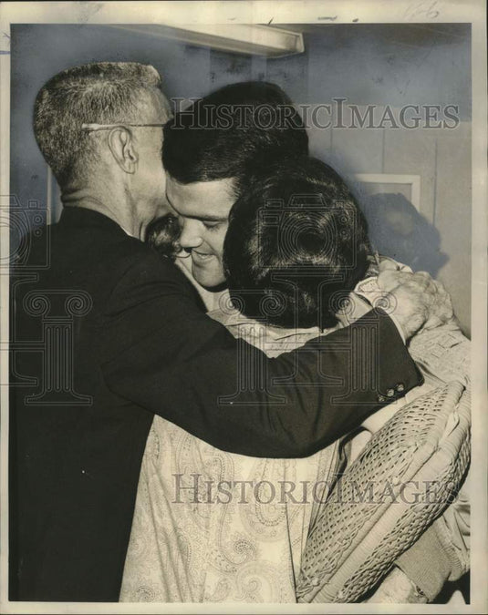 1967 Press Photo Gordon L. Jenkins returns home after 100 missions over Vietnam - Historic Images