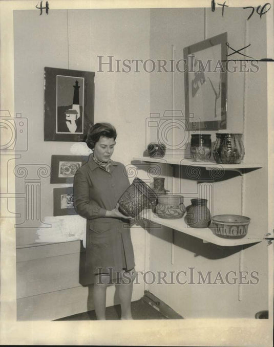 1971 Press Photo Mrs. Malcom Henning, Crafts Council Gallery, looks at pot - Historic Images