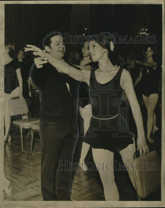 1967 Press Photo Robert Joffrey demonstrates classical pose for Gwen Giacobbe - Historic Images