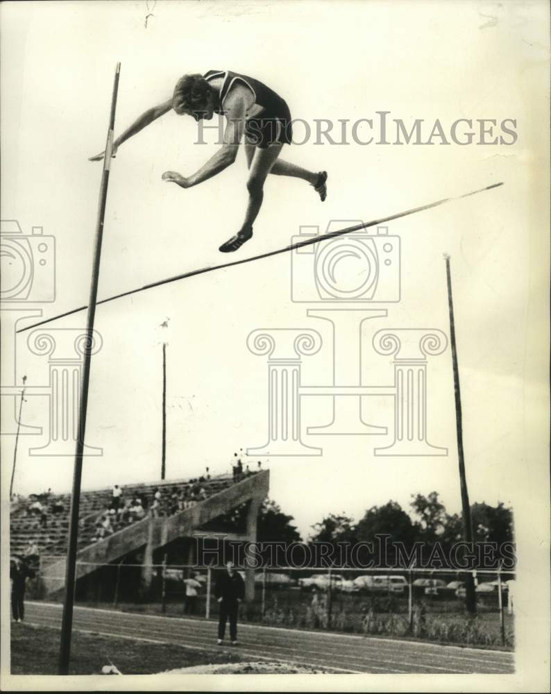 1969 Press Photo Richard Lewis, pole vaulting, Meet of Champions in New Orleans - Historic Images