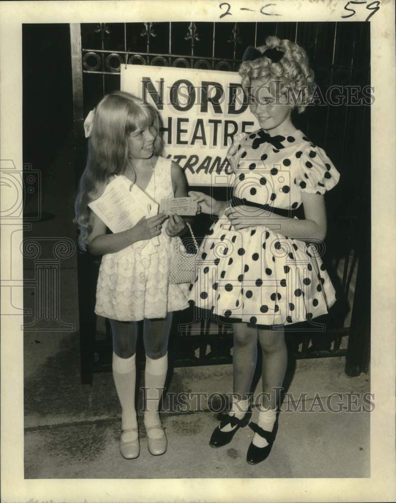 1971 Press Photo Brenda Korner giving &quot;Curley McDimple&quot; tickets to Bayn Johnson - Historic Images