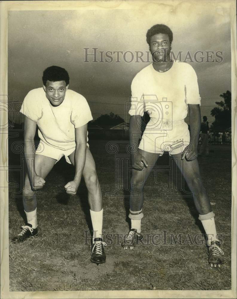 1969 Press Photo Landry Linemen preparing for game at Behrman Stadium - Historic Images