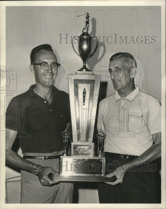 1967 Press Photo Al Lucas presents trophy to John Logreco- Jahncke Golf Tourney - Historic Images