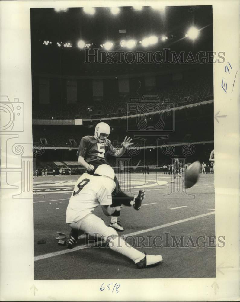 1976 Press Photo #5 Carson Long, kicks the football - noo38193 - Historic Images