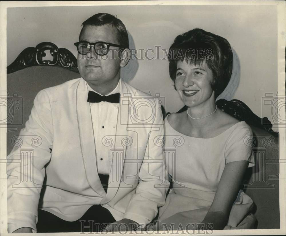 1964 Press Photo Mr. &amp; Mrs. Charles Ives Jr at cocktail party at Coliseum Street - Historic Images