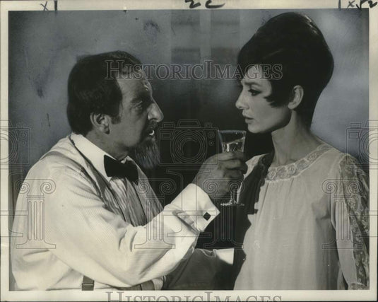 1965 Press Photo Hugh Griffith & Audrey Heburn in film comedy - noo38353-Historic Images