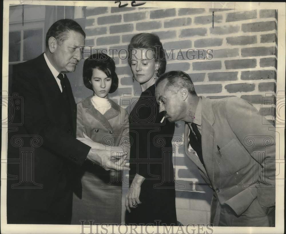 1965 Press Photo Scene from &quot;Inspecteur Grey&quot; at Le Petit Theatre in New Orleans - Historic Images