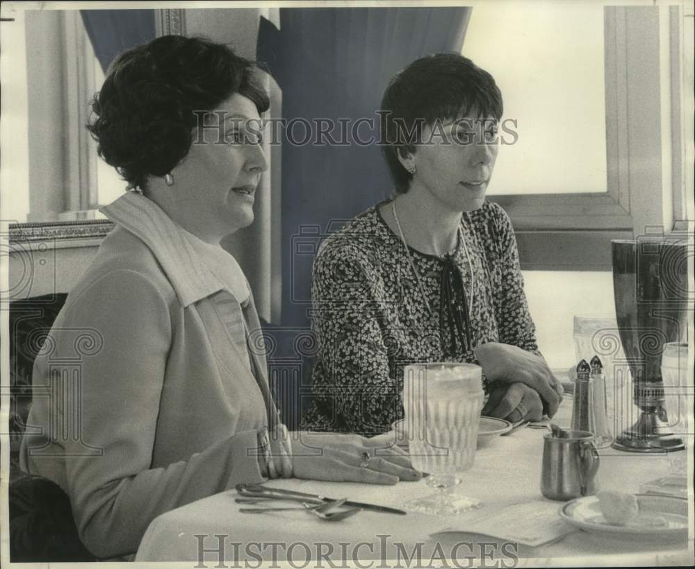 1976 Press Photo Patricia Linn & Eleanor Lopardo beauty experts in New Orleans - Historic Images