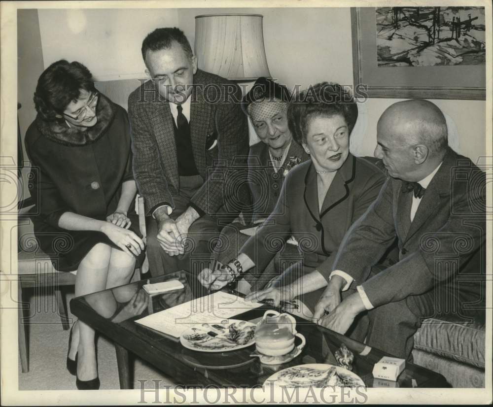 1961 Press Photo George King Logan with members of Friends of the Library - Historic Images