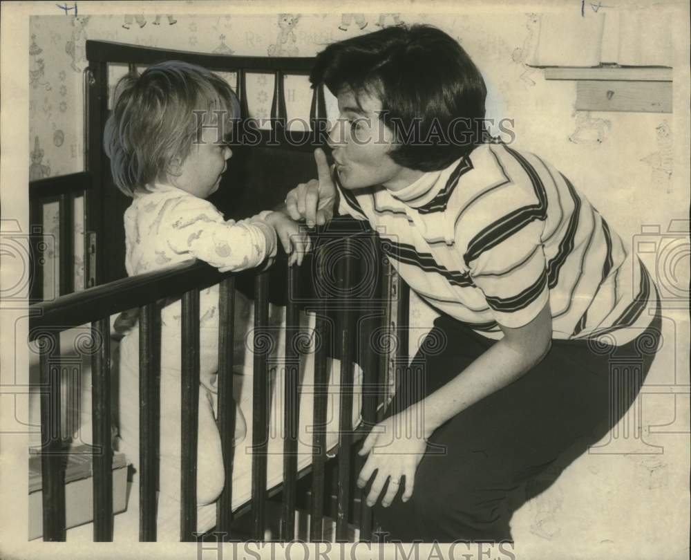 1971 Press Photo Kathy Logue prepares her son, Stacey Gordon for bedtime - Historic Images