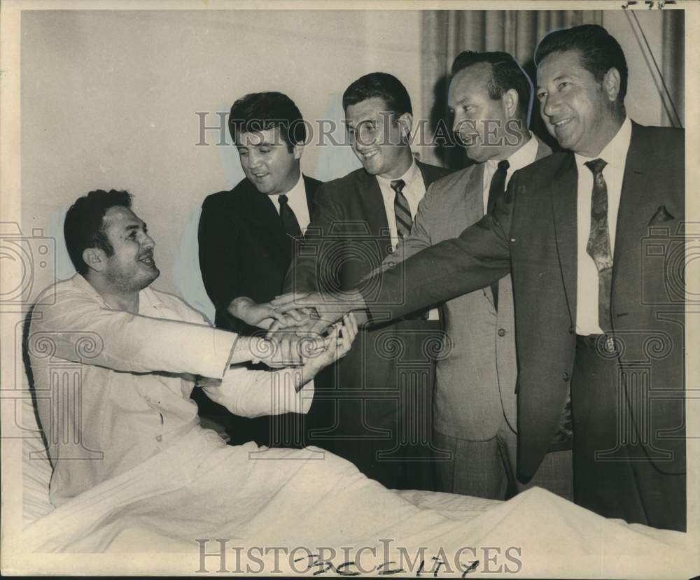 1969 Sanford Kransnoff shakes hands with officers from hospital bed - Historic Images